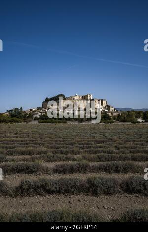 Il famoso Grignan tipico villaggio della Provenza al Sunrise dal di sopra - Francia Foto Stock