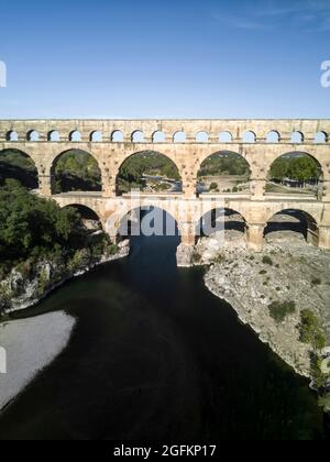 Il famoso Grignan tipico villaggio della Provenza al Sunrise dal di sopra - Francia Foto Stock