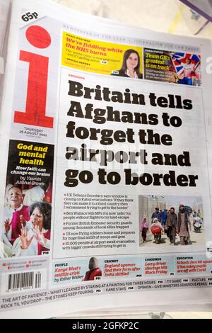 i giornale titolo prima pagina Afghanistan 'la Gran Bretagna dice agli afghani di dimenticare l'aeroporto e andare al confine' Kabul aeroporto il 26 agosto 2021 Londra UK Foto Stock