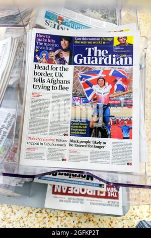 Prima pagina Guardian Afghanistan giornale titolo 'testa per il confine, il Regno Unito dice afghani cercando di fuggire' Kabul aeroporto il 26 agosto 2021 Londra UK Foto Stock
