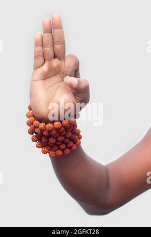 una mano che mostra 'gyan mudra' un tipo speciale di yoga. Foto Stock