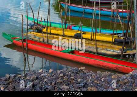 Colorate canoe da pesca ancorate sulla riva del fiume. Città di São Francisco do Conde a Bahia, Brasile. Foto Stock