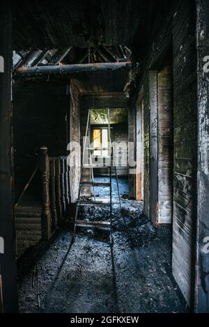 Interno casa in legno bruciato. Pareti incantate. Conseguenze del fuoco. Foto Stock