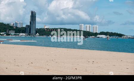 Shoreline Golfo di Thailandia Beach Road Pattaya Thailandia durante Lockdown Pandemic No People Beach chiuso Foto Stock