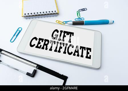 Inspiration che mostra il buono regalo. Certificato Internet Concept che consente al destinatario di ricevere chiamate vocali e video tramite smartphone Goods Foto Stock