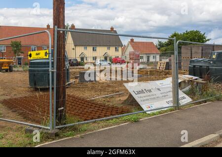 Woodbridge Suffolk UK Luglio 11 2021: Una vista di un nuovo cantiere all'inizio di uno sviluppo di abitazioni in un piccolo villaggio rurale Foto Stock