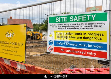 Woodbridge Suffolk UK Luglio 11 2021: Un primo piano di un cartello di salute e sicurezza sul sito di una nuova costruzione di abitazioni Foto Stock