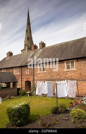 Regno Unito, Inghilterra, Derbyshire, Ashbourne, dietro i 1723 Spalden Almshouses sotto la guglia della Chiesa di St Oswald Foto Stock