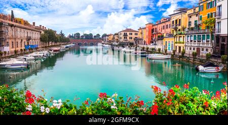 Peschiera del Garda - affascinante villaggio con case colorate nel bellissimo lago di Garda. Provincia di Verona, Italia settentrionale Foto Stock