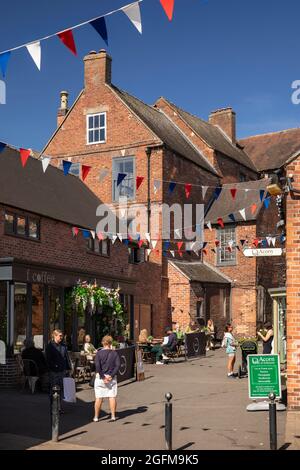 Regno Unito, Inghilterra, Derbyshire, Ashbourne, St John Street, Horse and Jockey Yard, clienti al di fuori della caffetteria Foto Stock