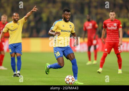 Broendby, Danimarca. 25 ago 2021. Kevin Tshiembe (18) di Broendby SE visto durante la partita di qualificazione della UEFA Champions League tra Broendby IF e FC Red Bull Salzburg al Broendby Stadion di Broendby. (Photo Credit: Gonzales Photo/Alamy Live News Foto Stock