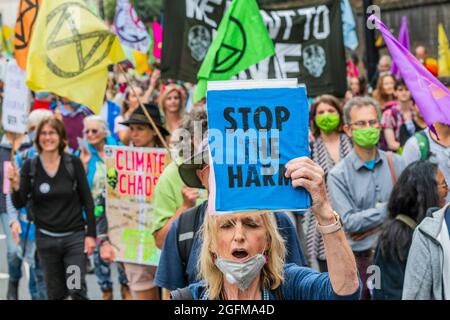 Londra, Regno Unito. 26 agosto 2021. Estinzione la ribellione continua le sue due settimane di protesta con una marcia Stop the HARM, sotto l'impossibile nome della ribellione, a Londra. Ha iniziato ad Hyde Park e ha finito con discorsi fuori dal Departmant per l'energia d'affari e la strategia industriale. Credit: Guy Bell/Alamy Live News Foto Stock