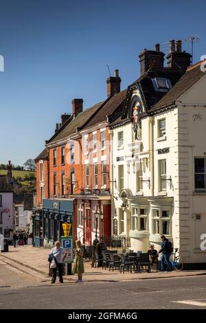 Regno Unito, Inghilterra, Derbyshire, Ashbourne, Market Place, Victoria Square, George e Dragon e negozi in edifici storici Foto Stock