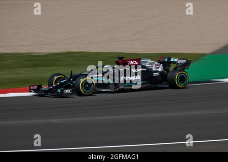 Lewis Hamilton alla guida della sua Mercedes AMG durante le prove libere al Gran Premio di Gran Bretagna 2021 a Silverstone prima di conquistare la vittoria su Charles Leclerc Foto Stock