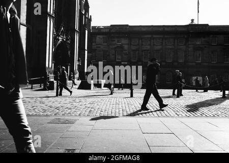 Persone che camminano per Piazza del Parlamento di Edimburgo Foto Stock