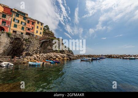 Villaggio Riomaggiore con piccole barche ormeggiate nel porto, Parco Nazionale delle cinque Terre in Liguria, la Spezia, Italia, Europa. Sito patrimonio dell'umanità dell'UNESCO. Foto Stock