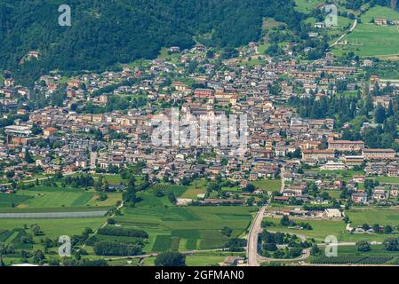Veduta aerea della cittadina di Levico Terme, località turistica sulla costa del Lago di Levico, Valsugana o Val Sugana, Trento, Trentino, Italia. Foto Stock