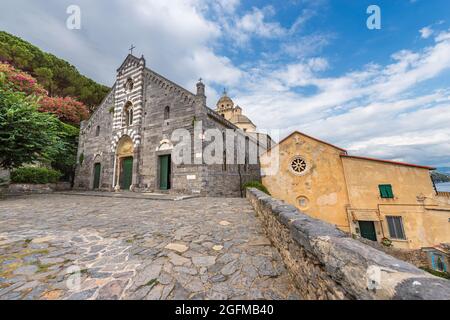 Chiesa medievale di San Lorenzo (S. Lawrence) 1098-1130, in stile romanico, Porto Venere o Portovenere, Golfo di la Spezia, Liguria, Italia, Europa. Foto Stock