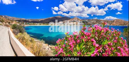 Pittoresca strada panoramica dell'isola di iOS, Cicladi, Grecia viaggi e vacanze estive, popolare destinazione turistica Foto Stock