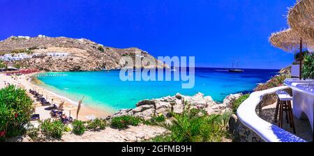 Grecia vacanze estive. CICLADI .le spiagge più famose e belle dell'isola di Mykonos - Super Paradise spiaggia popolare località turistica Foto Stock