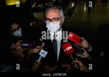 Brasilia, Brasile. Agosto 26 2021 CPI COVID 19 - questo Giovedi (26) il CPI di COVID-19 ascolta la testimonianza di José Ricardo Santana, ex dipendente di Anvisa. Il deponente ha partecipato alla cena, alla quale l'ex direttore della Salute Roberto Dias avrebbe chiesto una tangente per l'acquisto di vaccini. Nella foto, il senatore Renan Calheiros. (Foto: Antonio Molina/Fotoarena) Credit: Foto Arena LTDA/Alamy Live News Foto Stock