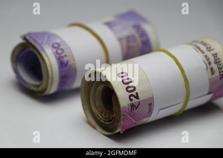 La nuova valuta indiana nota 2000 e 200 in un pacchetto isolato su sfondo bianco Foto Stock