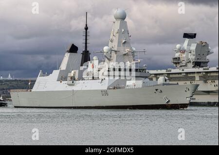 HMS Defender è una delle sei cacciatorpediniere di tipo 45 azionate dalla Royal Navy. Foto Stock