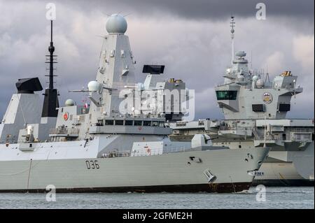 HMS Defender è una delle sei cacciatorpediniere di tipo 45 azionate dalla Royal Navy. Foto Stock