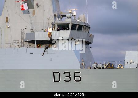 HMS Defender è una delle sei cacciatorpediniere di tipo 45 azionate dalla Royal Navy. Foto Stock