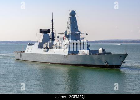 HMS Defender è una delle sei cacciatorpediniere di tipo 45 azionate dalla Royal Navy. Foto Stock