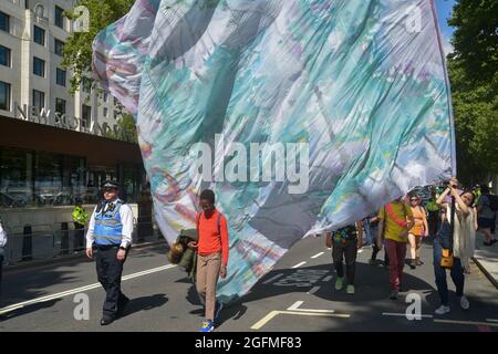 Estinzione i manifestanti della ribellione marciavano da Piccadilly Circus a Oxford Street durante la manifestazione. Foto Stock