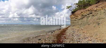 Vista panoramica sul Mar Baltico e sulla costa delle scogliere di Panga sull'isola di Saaremaa, nel nord dell'Estonia Foto Stock