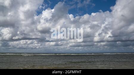 Vista sul Mar Baltico e sulla costa delle scogliere di Panga sull'isola di Saaremaa, nel nord dell'Estonia Foto Stock