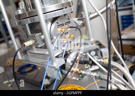 Rilevatore di fotoni singolo in laboratorio scientifico senza persone. Foto Stock