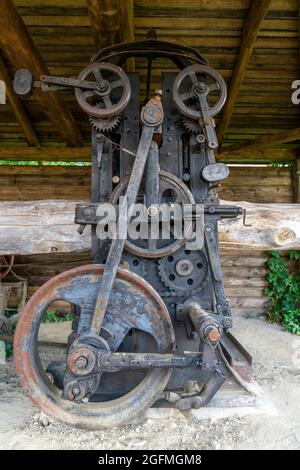 Angla, Estonia - 15 agosto, 2021: Una vista di una sega di legno storica e mulino per il taglio dei tronchi Foto Stock