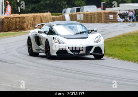 Lotus Exige V6 Cup auto da corsa in salita al Goodwood Festival of Speed 2014. Evento di corse automobilistiche. Serie 3 versione con orientamento a carreggiata Foto Stock