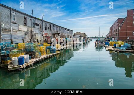 Un molo pieno di trappole di aragosta e un vecchio edificio, vecchio porto, a Portland, Maine. Foto Stock