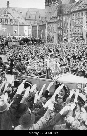 Le folle allegre e salutanti accolgono Hitler nella città di Eger nel Sudetenland (ora Cheb nella Repubblica Ceca). Credit: Bundesarchiv tedesco Foto Stock