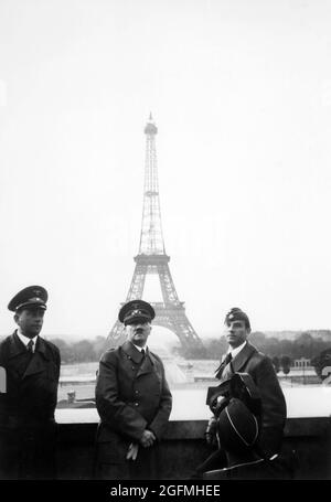 Hitler a Parigi con l'architetto Albert Speer (a sinistra) e lo scultore Arno Breker (a destra), 23 giugno 1940 Foto Stock