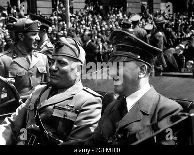Hitler e Mussolini in sella a un'auto a Monaco di Baviera in. 1940 Foto Stock