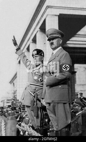 Benito Mussolini con Hitler il 25 ottobre 1936, quando fu dichiarato l'asse tra Italia e Germania. Foto Stock