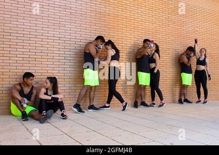 Sequenza di allenamento di una coppia di sportivi all'aperto Foto Stock