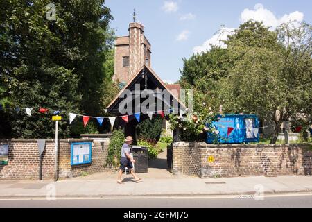 Una lichgate coperta in concia, St Mary's Parish Church, Church Road, Barnes, Londra, SW13, Inghilterra, Regno Unito Foto Stock