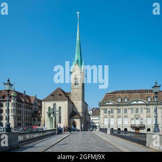 Zürich, Svizzera - 20 agosto 2021: Vista della chiesa Frauenmuenster dal ponte sul fiume Limmat Foto Stock