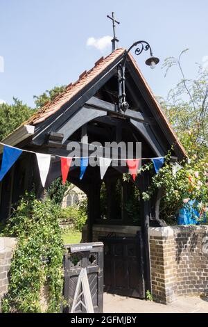 Una lichgate coperta in concia, St Mary's Parish Church, Barnes, Londra, SW13, Inghilterra, REGNO UNITO Foto Stock