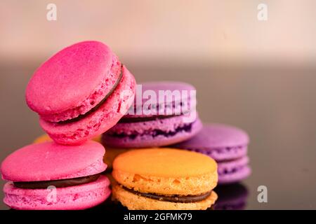 Primo piano di deliziosi macaroon, un famoso dessert francese. Messa a fuoco selettiva. Sfondo sfocato Foto Stock