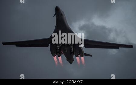 Un 9 ° Expeditionary Bomb Squadron B-1B Lancer decade dalla Andersen Air Force base, Guam, 21 maggio 2020. Il 9 ° EBS, e altre unità assegnate alla 7a Bomb Wing della Dyess Air Force base, Texas, sono schierati a Guam come parte di una Bomber Task Force. Le BTF contribuiscono alla letalità della forza congiunta, assicurano alleati e partner e scoraggiano l'aggressione nell'Indo-Pacifico. (STATI UNITI Air Force foto di Senior Airman River Bruce) Foto Stock