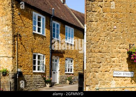 Castle Cary a Market Town in south somerset UK. Golden Coloured cottages on or off the High street. Foto Stock
