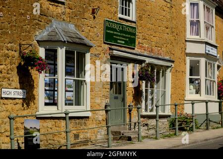 Castle Cary a Market Town in south somerset UK. Roderick Thomas surveyors. Golden Coloured cottages on or off the High street. Foto Stock