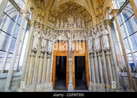 Il portale sud della Cattedrale di Notre Dame di Losanna è considerato un importante edificio gotico. Svizzera. Losanna è una città sul lago gene Foto Stock